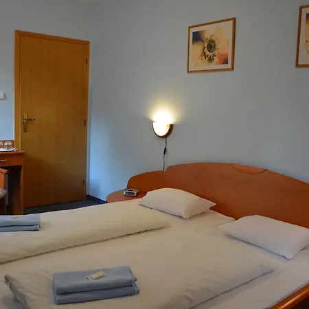 Vrsatec * Vrsatske Podhradie